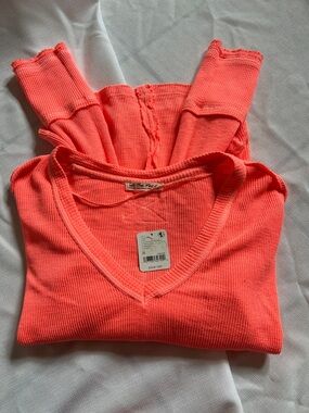 We The Free Coral V-Neck Ribbed top